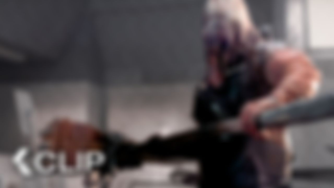 Bild zu Axeman Battle In Prison Shower Room - RESIDENT EVIL: AFTERLIFE