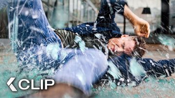 Bild zu Peter Smashes Through the Hotel Window to Escape Armed Hitmen
