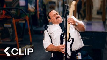Image of Kevin James Ignores Heist While Gaming - PAUL BLART: MALL COP