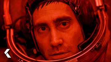 Image of The Alien Escapes To Earth - Life | Jake Gyllenhaal, Ryan Reynolds