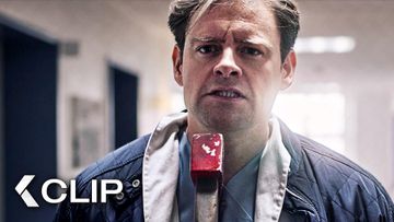 Bild zu Max Giermann kriegt von Olli eins mit der Axt! - Clip