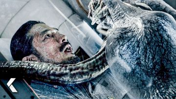 Image of Calvin Attacks as Sho Hides in the Capsule - Life | Jake Gyllenhaal, Ryan Reynolds