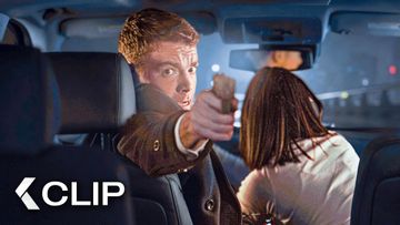 Bild zu Peter and Rose Caught in Epic Highway Shootout - THE NIGHT AGENT Clip