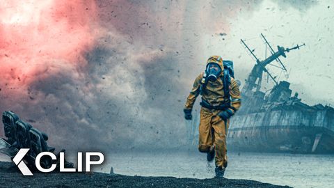 Image of Running From The Lightning Storm Scene - GREENLAND 2: MIGRATION