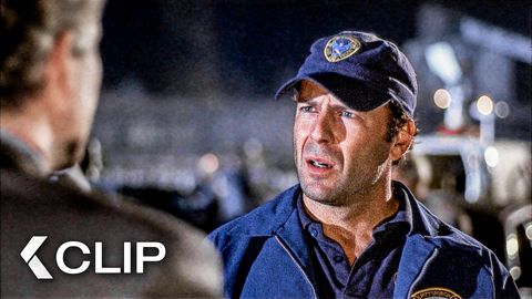 Image of The First Victim Puts Him in the Crosshairs - STRIKING DISTANCE Clip  | Bruce Willis