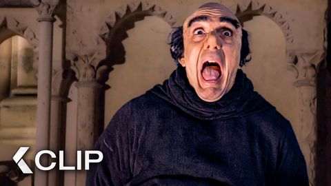 Image of Pitufina lanza a Gargamel de Notre Dame a la Torre Eiffel - LOS PITUFOS 2 Clip