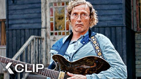 Bild zu Mads Mikkelsen kann nicht Gitarre spielen! - Clip