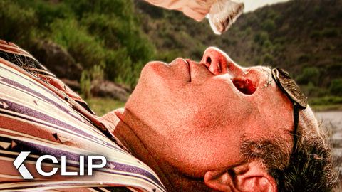 Bild zu A Deadly Message Found Floating In The Mexican Lake - ONCE UPON A TIME IN MEXICO Clip | Johnny Depp